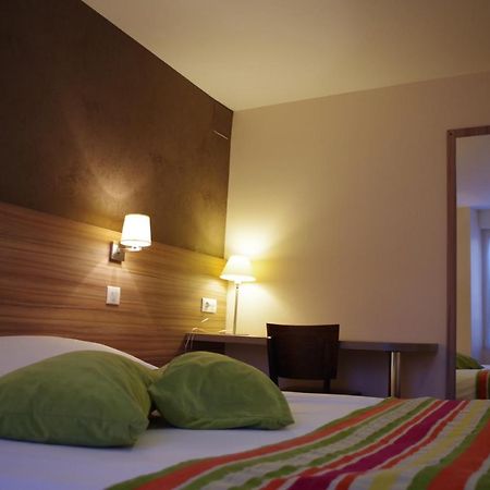 Logis Hotel Le Chene Vert Савне Екстериор снимка