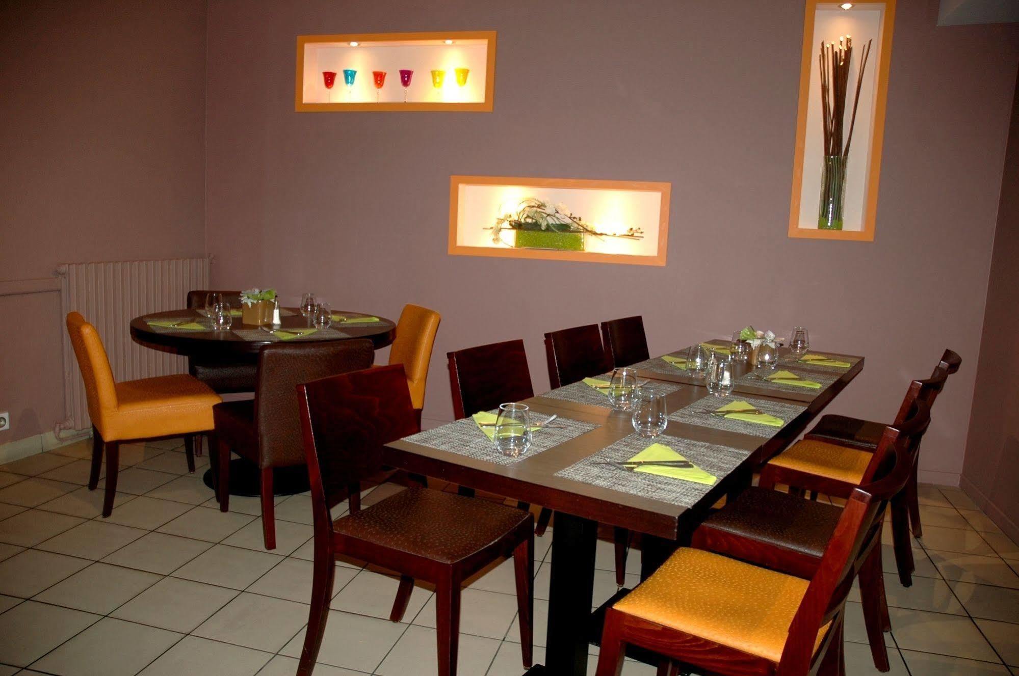 Logis Hotel Le Chene Vert Савне Екстериор снимка