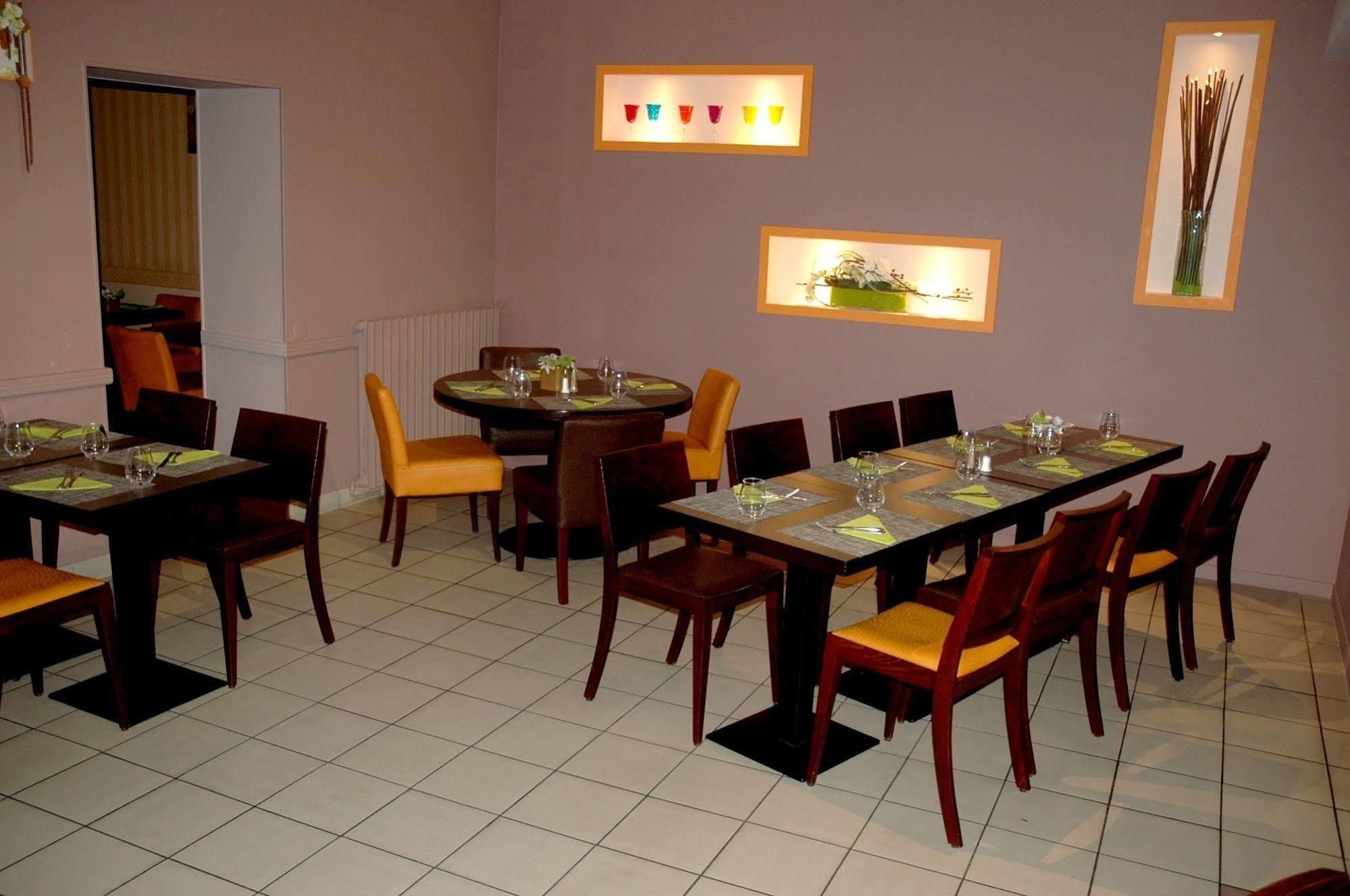 Logis Hotel Le Chene Vert Савне Екстериор снимка