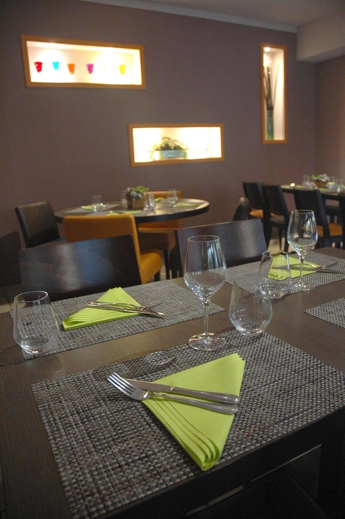 Logis Hotel Le Chene Vert Савне Екстериор снимка