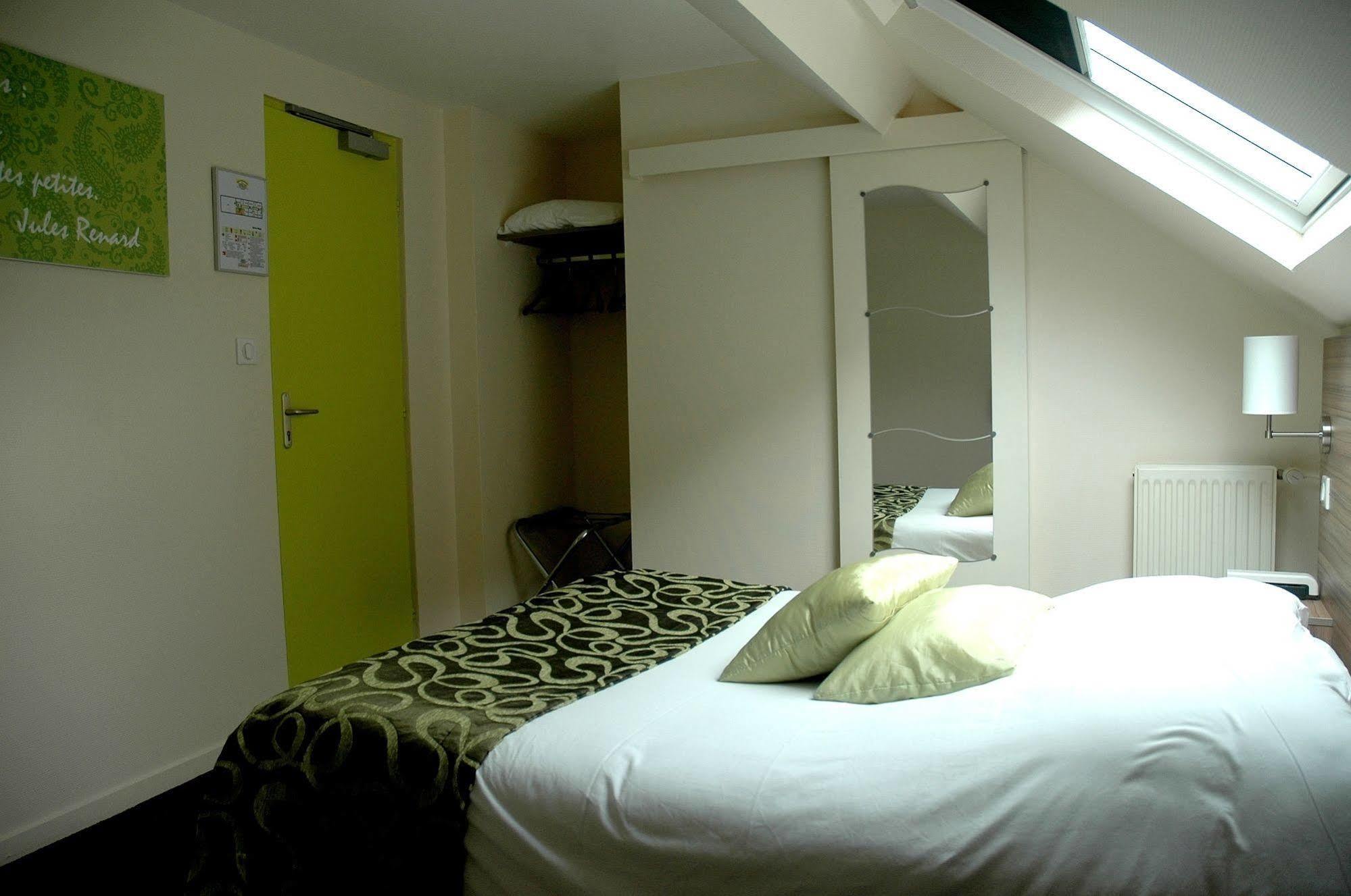 Logis Hotel Le Chene Vert Савне Екстериор снимка