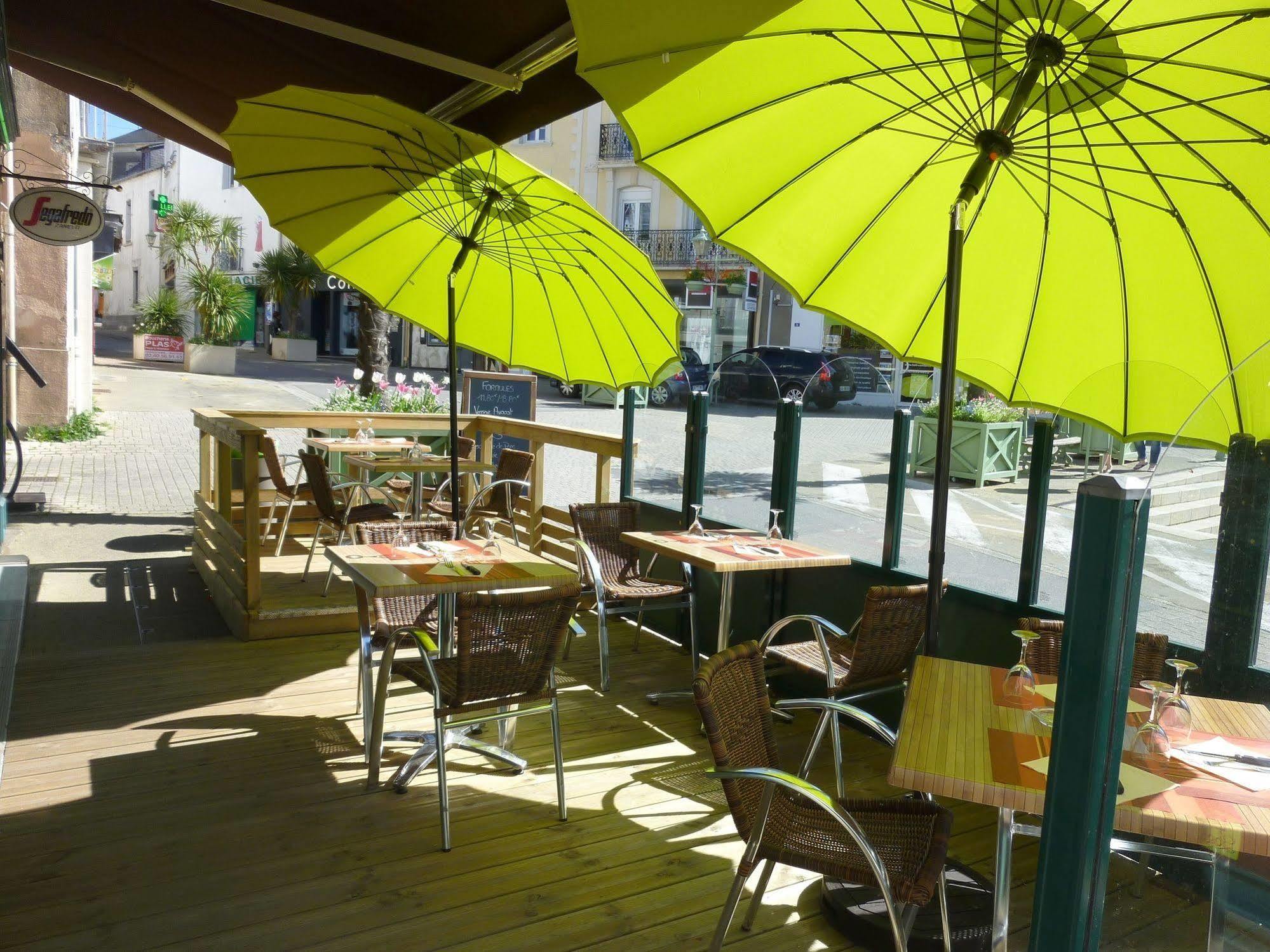 Logis Hotel Le Chene Vert Савне Екстериор снимка