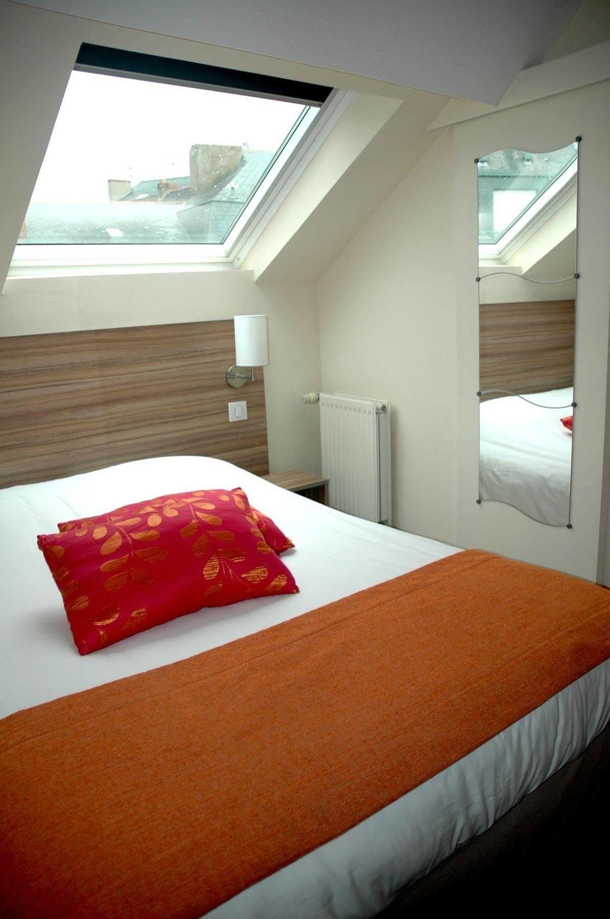 Logis Hotel Le Chene Vert Савне Екстериор снимка