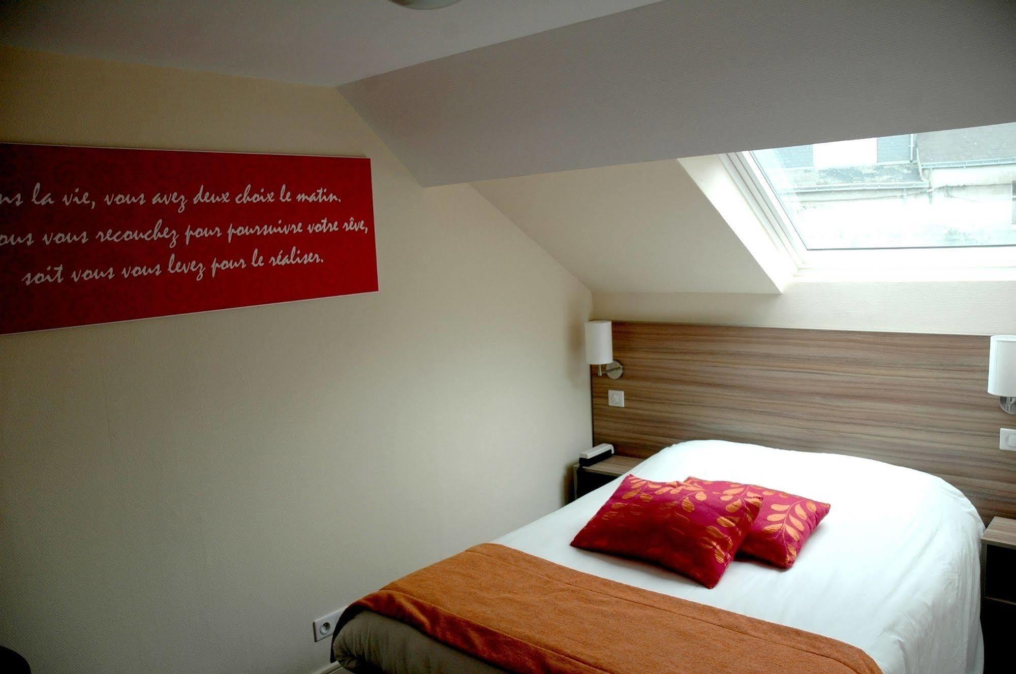 Logis Hotel Le Chene Vert Савне Екстериор снимка