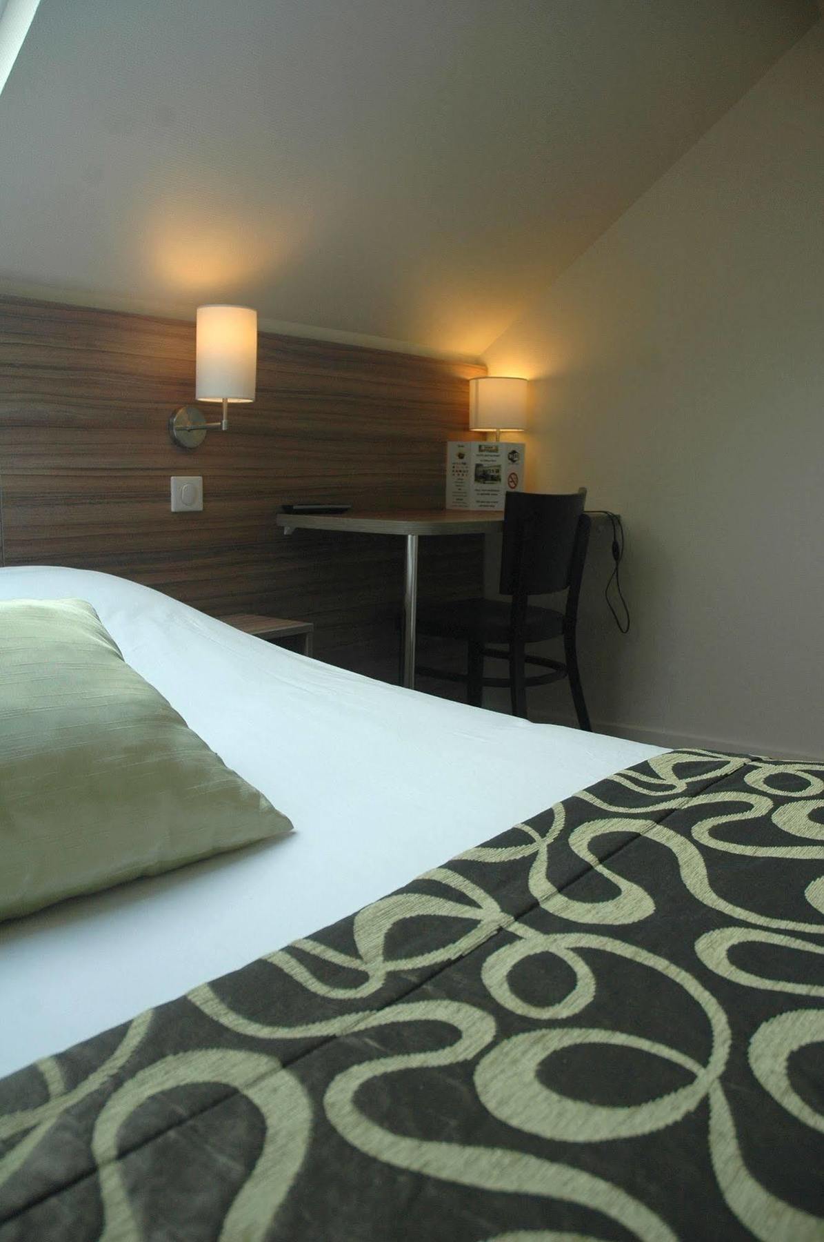 Logis Hotel Le Chene Vert Савне Екстериор снимка